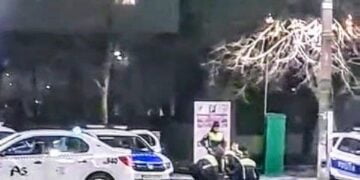 Un șofer de taxi din Galați a fost încătușat după ce a refuzat să se supună unui control de rutină pe care în făcea Poliția, pe strada Brăilei