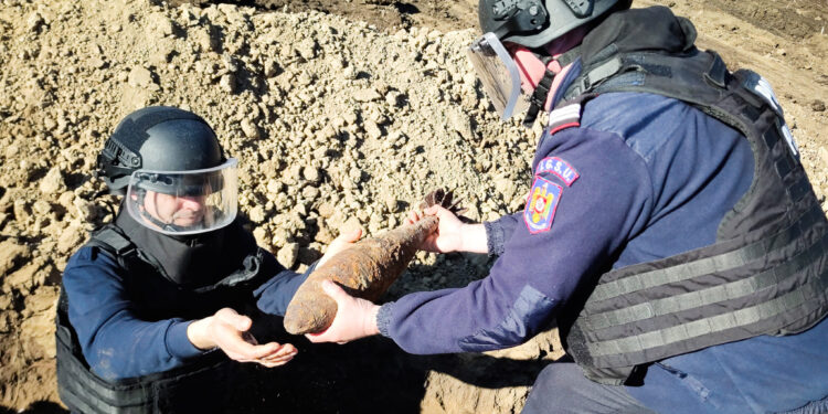 Foto: Intervenție de amploare a pirotehniștilor buzoieni