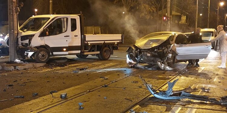Accident cu patru victime la intersecția dintre strada Basarabiei cu bulevardul George Coșbuc, din municipiul Galați