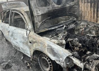 Scandal în familie la Barcea, în județul Galați. Bărbatul care a lovit intenționat mașina soției și apoi a incendiat două autoturisme a fost arestat preventiv pentru 30 zile sub acuzațiile de distrugere, tulburarea ordinii și liniștii publice, vătămare corporală din culpă și conducere sub influența alcoolului