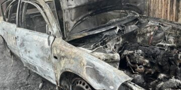 Scandal în familie la Barcea, în județul Galați. Bărbatul care a lovit intenționat mașina soției și apoi a incendiat două autoturisme a fost arestat preventiv pentru 30 zile sub acuzațiile de distrugere, tulburarea ordinii și liniștii publice, vătămare corporală din culpă și conducere sub influența alcoolului