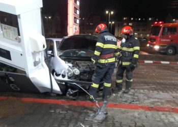 A intrat cu mașina în pompa de benzină