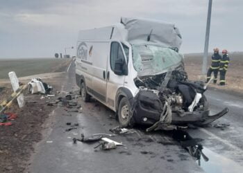 Accident rutier pe DN2B. Au fost implicate o autoutilitară și un autocamion. Șoferul autocamionului grav rănit