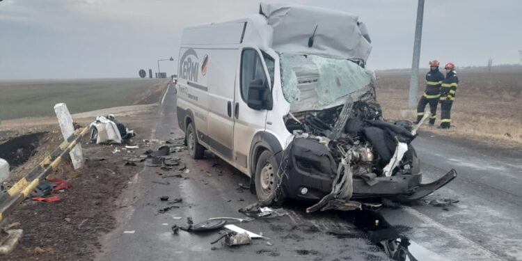 Accident rutier pe DN2B. Au fost implicate o autoutilitară și un autocamion. Șoferul autocamionului grav rănit