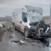 Accident rutier pe DN2B. Au fost implicate o autoutilitară și un autocamion. Șoferul autocamionului grav rănit