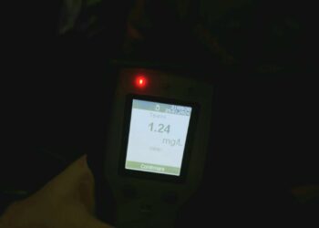 Reținut pentru 24 de ore după ce a lovit cu autoturismul 4 vehicule parcate. Șoferul avea permisul suspendat, dar și o alcoolemie de 1,24 mg/l alcool pur în aerul expirat