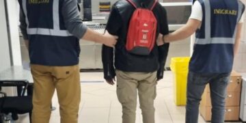 Trei străini îndepărtați sub escortă de polițiștii de imigrări din cadrul Centrului de cazare a străinilor luați în custodie publică Otopeni