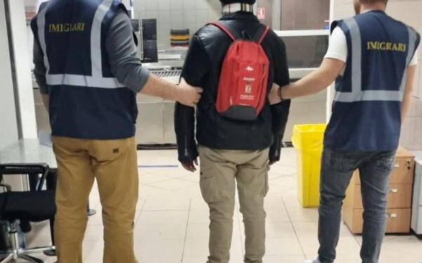 Trei străini îndepărtați sub escortă de polițiștii de imigrări din cadrul Centrului de cazare a străinilor luați în custodie publică Otopeni