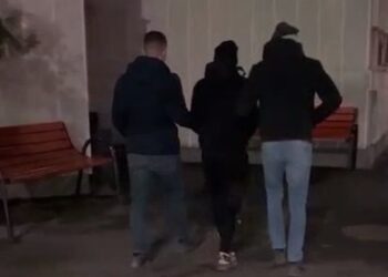 Video: Brăilean arestat preventiv după ce ar fi spart geamurile la 9 autoturisme ce erau parcate pe raza municipiului, cu scopul de a sustrage bunuri din acestea
