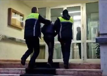 Unul dintre minorii care au lovit o bătrână în fața curții acesteia a fost trimis în arest la domiciliu