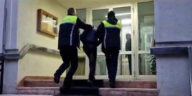 Unul dintre minorii care au lovit o bătrână în fața curții acesteia a fost trimis în arest la domiciliu