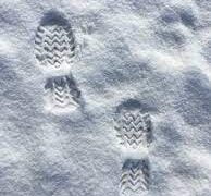 Urmele de pe zăpadă i-a dus pe polițiști către hoții care au furat din casa unei femei din Brăila