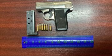 Reținut de polițiști după ce a fost prins în flagrant încercând să vândă un pistol letal cu glonț