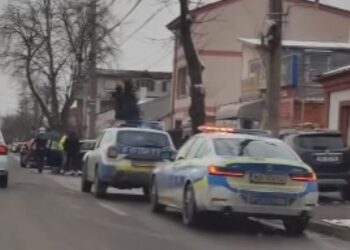 A pierdut controlul volanului și a lovit două autovehicule ce se aflau staționate