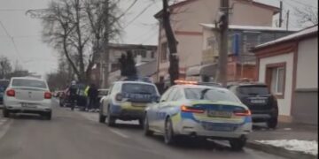 A pierdut controlul volanului și a lovit două autovehicule ce se aflau staționate