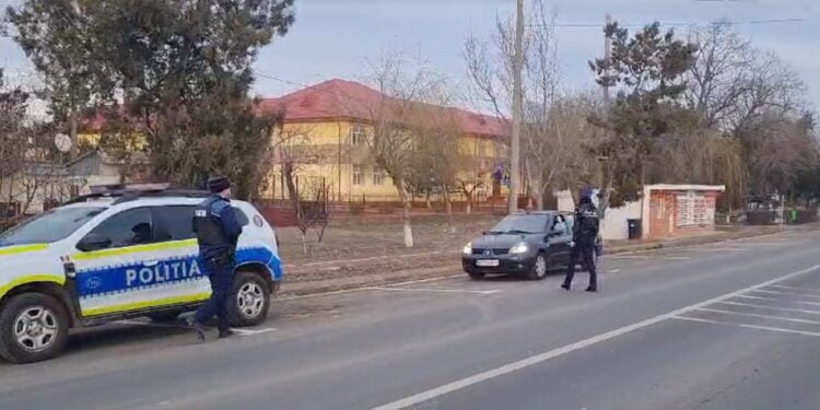 La vederea polițiștilor, un tânăr de 18 ani a făcut schimb de locuri la volan cu o tânără de 19 ani. Tânărul nu avea permis de conducere 14 Acțiuni ale polițiștilor de la Poliția Orașului Ianca în proximitatea unităților de învățământ