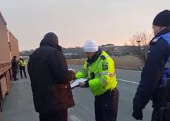Doi șoferi cu dublă cetățenie, moldovenească și bulgară, amendați și cu permisele suspendate pentru depășirea pe contrasens a coloanei protestatarilor. Cei doi i-ar fi amenințat cu cuțitele pe fermierii brăileni