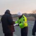 Doi șoferi cu dublă cetățenie, moldovenească și bulgară, amendați și cu permisele suspendate pentru depășirea pe contrasens a coloanei protestatarilor. Cei doi i-ar fi amenințat cu cuțitele pe fermierii brăileni