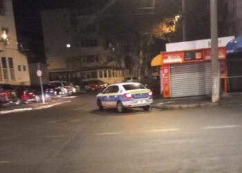 Taximetrist jefuit de telefon și apoi agresat de un bărbat necunoscut în stația de taxi de pe strada Școlilor