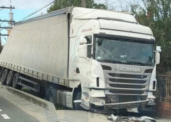 Un șofer ucrainean a intrat cu autotrenul în gardul unei locuințe din Berteștii de Jos. Șoferul ucrainean era băut