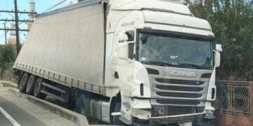 Un șofer ucrainean a intrat cu autotrenul în gardul unei locuințe din Berteștii de Jos. Șoferul ucrainean era băut