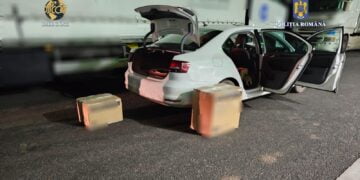 Un medic ortoped din Arad a fost prins în flagrant, în timp ce primea 20 de kilograme de canabis pentru care urma să plătească 2.000 de euro. El a fost reținut 24 de ore pentru trafic de droguri