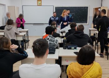 Proiectul ”Violența nu naște lideri!” desfășurat de polițiști de la Biroul Siguranța Școlară și Biroul Proximitate în fața elevilor de la Colegiul Tehnic ”Costin D. Nenițescu”