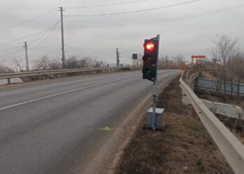 A fost modificată restricția de tonaj de la 7,5 tone la 30 de tone și introducerea semaforizării rutiere pe pasajul C.F. din comuna Piscu, județul Galați