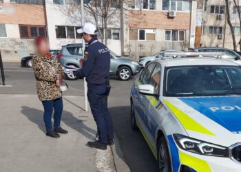 În cursul zilei de joi, 15 februarie, polițiștii au sancționat 65 de pietoni