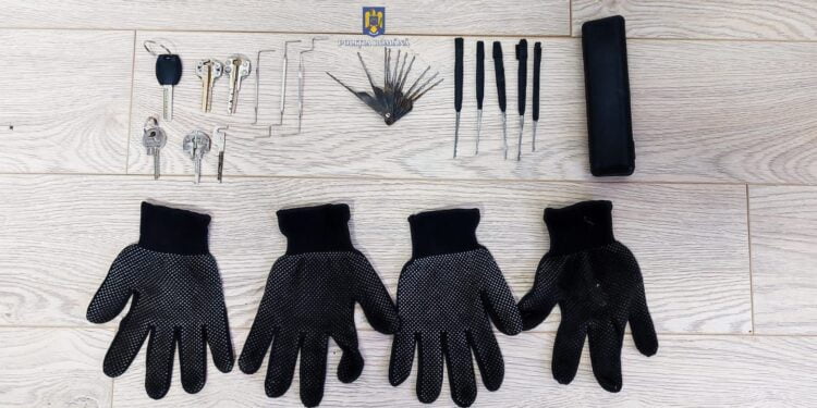 Două percheziții la imobilele unui bărbat, în vârstă de 45 de ani, din Brăila, în urma cărora acesta a fost arestat preventiv pentru comiterea infracțiunii de furt calificat