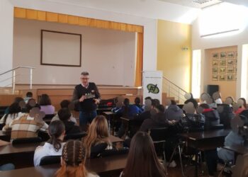 ”Consumul de droguri ne privește pe toți!”, campanie derulată de specialiștii antidrog din Brăila la Colegiului Național ”Ana Aslan”