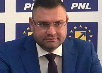 Consilierul PNL Alexandru Bucălău consideră că președintele CJ aruncă banii publici în vânt continuând procesul cu caricaturistul Costel Pătrășcan