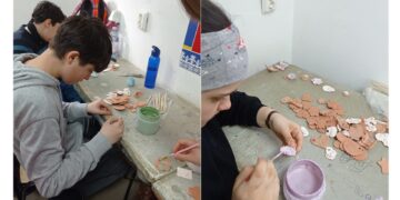 Elevii Liceului de Arte „Hariclea Darclee” din Brăila au creat mărțișoare din lut, pe care le vor expune de 1 Martie