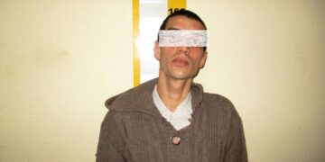 Nebunia e de mai multe feluri. Un bărbat a aruncat cu o piatră în geamul unui autobuz aflat în stație