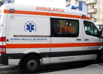 Preluate de ambulanță și transportate la spital