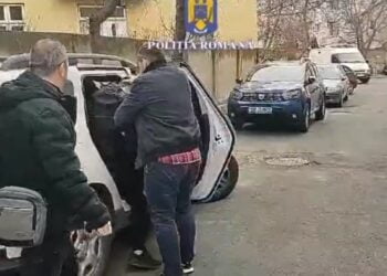 Reținuți de polițiști după l-ar fi scos cu forța din autovehicul pe un tânăr și l-ar fi lovit în zona corpului