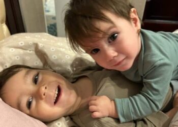 Caz unic în  România. Doi frați de 2 ani și jumătate și de 1 an și 3 luni suferă de o boală extrem de rară. Au fost doar 11 cazuri în istoria omenirii