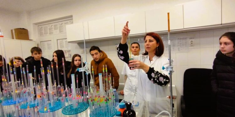 Elevi de la Școala Gimnazială „Mihai Viteazul” au vizitat Laboratorul CUP ”Dunărea” Brăila