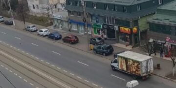 A acroșat un tramvai și apoi a fugit de la locul accidentului, deplasându-se cu mașina pe trotuar