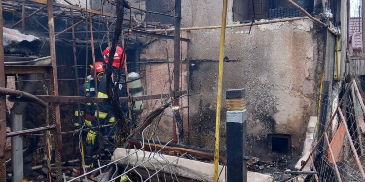 Trei persoane cu arsuri grave după un incendiu pornit de la o butelie GPL aflată într-o gospodărie din municipiul Buzău