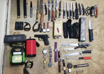 Doi adolescenți reținuți de polițiști sub acuzația de furturi din societăți comerciale și automate de cafea