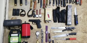 Doi adolescenți reținuți de polițiști sub acuzația de furturi din societăți comerciale și automate de cafea