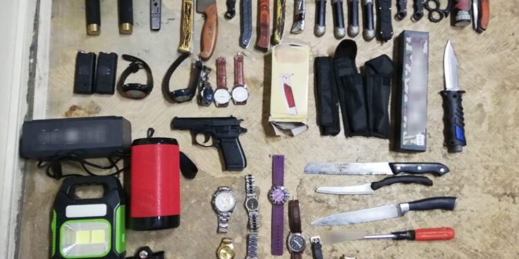 Doi adolescenți reținuți de polițiști sub acuzația de furturi din societăți comerciale și automate de cafea