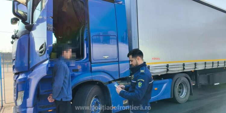 Cu polițe de asigurare obligatorie false atât pentru automarfar cât și pentru semiremorca tractată, la efectuarea de operațiuni comerciale în Zona Liberă Brăila