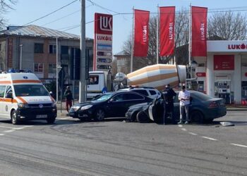 Un tânăr de 29 de ani a intrat cu autoturismul în sensul giratoriu din zona Lukoil. Tânărul avea o alcoolemie de 0,78 mg/l alcool pur în aerul expirat