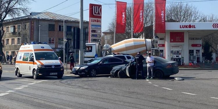 Un tânăr de 29 de ani a intrat cu autoturismul în sensul giratoriu din zona Lukoil. Tânărul avea o alcoolemie de 0,78 mg/l alcool pur în aerul expirat
