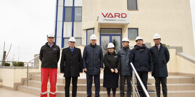 Mircea Geoană a vizitat Șantierul Naval VARD Brăila şi a mers apoi la Universitatea Danubius din Galaţi unde şi-a lansat cartea „Bătălia pentru viitorul României. Gândurile unui român la vârful NATO”