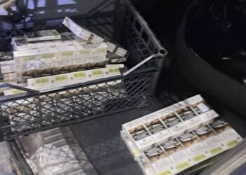 Pachete de țigări ascunse în spătarele banchetelor
