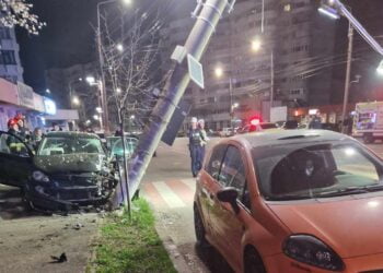 A intrat cu mașina într-un stâlp aflat în zona trecerii de pietoni de pe Bulevardul Dorobanților, la intersecție cu strada Tineretului