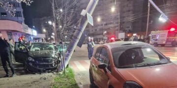 A intrat cu mașina într-un stâlp aflat în zona trecerii de pietoni de pe Bulevardul Dorobanților, la intersecție cu strada Tineretului